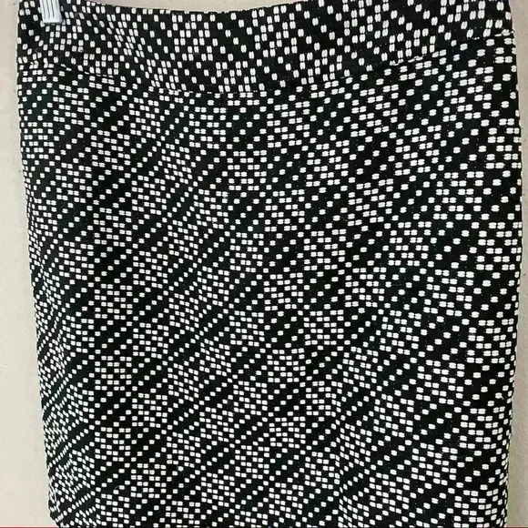 Ann Taylor petite b/w skirt - Picture 2 of 3